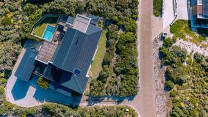 een luchtfoto van een huis met een zwembad bij Romansbaai Oceanview Retreat in Gansbaai