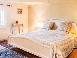 フォンヴィエイユにあるB&B Château Légierのベッドルーム(大きな白いベッド、枕付)