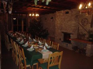 Restorāns vai citas vietas, kur ieturēt maltīti, naktsmītnē Udumäe Holiday Farm