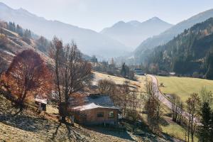 ein Haus an der Seite eines Hügels mit einer Straße in der Unterkunft Casa Francesco - Ruhiges Apartment nahe Riesneralm & Planneralm 