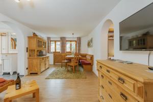 TV a/nebo společenská místnost v ubytování Haus Schwarzhans