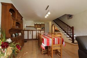 een keuken en eetkamer met een tafel en een trap bij Errotalde-berria in Sare +21 foto's
