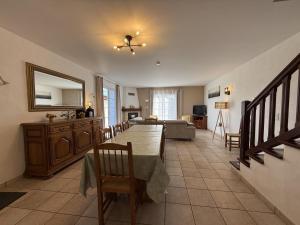 une salle à manger avec une table et un salon dans l'établissement Errotalde-berria bi, à Sare