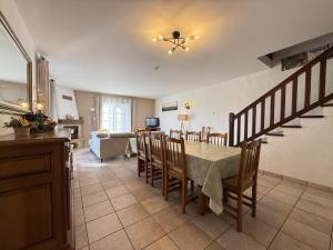une salle à manger et un salon avec une table et des chaises dans l'établissement Errotalde-berria bi, à Sare 23 autres photos