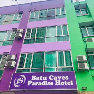 een gebouw met een bord ervoor bij Batu Caves Paradise Hotel in Batu-grotten