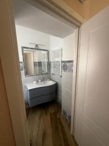een badkamer met een wastafel en een spiegel bij Dimora Sulle Mura in Anagni +13 foto's