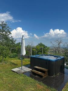 een parasol en een bankje naast een hottub bij Dimora Sulle Mura in Anagni