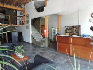 ein Wohnzimmer mit einer Treppe und einer Couch in der Unterkunft Hotel Simón in Trenque Lauquen