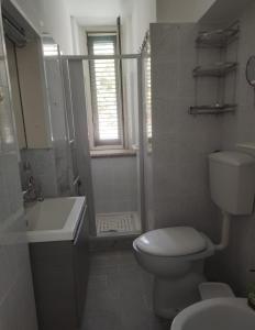 ein Badezimmer mit Toilette, Waschbecken und Dusche in der Unterkunft La Casa del Ferroviere in Letojanni + 8 Fotos