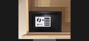 un'immagine di un telecomando in una scatola di legno di Relais Dolce Vita a Porto Cesareo