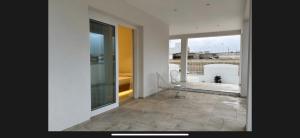 una stanza con una grande finestra e vista su un edificio di Relais Dolce Vita a Porto Cesareo