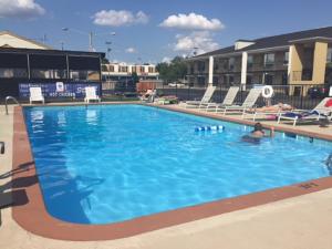 una piscina en un hotel con una persona en el agua en Fiddlers Inn Opryland en Nashville