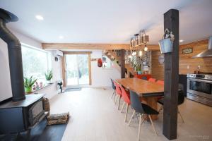 - une cuisine et une salle à manger avec une table et une cuisinière dans l'établissement Spa et Waterfront - Cachette du Petit Lac, à Chertsey 41 autres photos