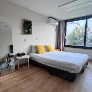 En eller flere senge i et værelse på Living in Jeju Island