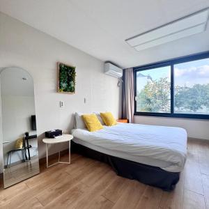 En eller flere senge i et værelse på Living in Jeju Island