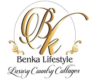 Et logo, certifikat, skilt eller en pris der bliver vist frem på Benka LifeStyle Country Cottages