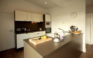 een keuken met witte kasten en een aanrechtblad bij Jog Lodge 15 by Together Travel - Stylish 3-Bed Luxury Lodge in Wick +7 foto's