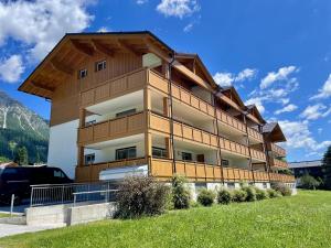 a building with a wooden roof on top of it at Ramsaublick in Ramsau am Dachstein
