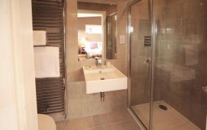 een badkamer met een wastafel en een douche bij Jog Lodge 15 by Together Travel - Stylish 3-Bed Luxury Lodge in Wick