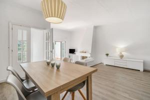 une salle à manger avec une table et des chaises en bois dans l'établissement Villa Can Ernest, à Cala Galdana