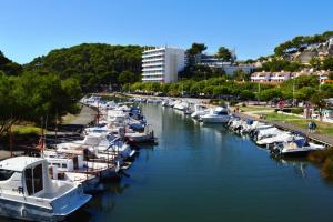 un groupe de bateaux est amarré dans une rivière dans l'établissement Villa Can Ernest, à Cala Galdana