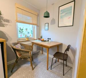 een eetkamer met een tafel en twee stoelen bij Ferienhaus Glockenklang in Sangerhausen