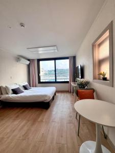 En eller flere senge i et værelse på Living in Jeju Island