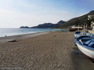 einen Strand mit zwei Booten auf dem Sand in der Unterkunft La Casa del Ferroviere in Letojanni