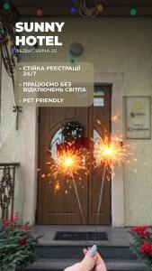 Et logo, certifikat, skilt eller en pris der bliver vist frem på Sunny Hotel