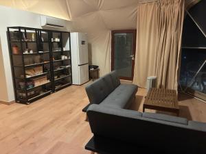 ein Wohnzimmer mit Sofa und Tisch in der Unterkunft Casa Rural Glamping San Benito in Cazalla de la Sierra