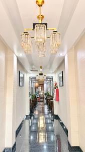 een hotelgang met kroonluchters bij SANJH Island Hotel powered by Cocotel in Roxas
