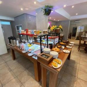 een tafel met eten in de keuken bij FLAT AMARÍLIS - RIVIERA DE SÃO LOURENçO in Riviera de São Lourenço