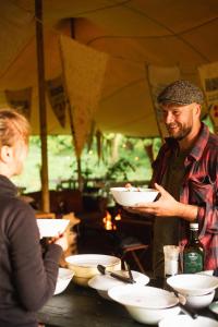 Gæster der bor på Glamping belltent in het groen