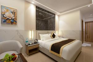 a hotel room with a bed and a chair at Hotel Era Premium Near Delhi Airport in New Delhi +19 photos