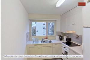 una cucina con un lavandino e una finestra di Living Cozy in Bern a Berna