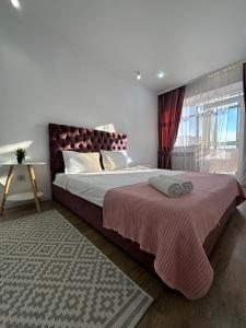 En eller flere senge i et værelse på ЖК МАДИНА ЕВРА ДВУШКА