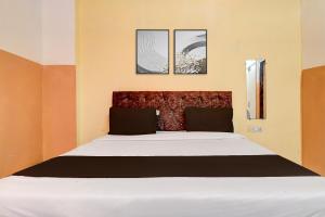 Ένα ή περισσότερα κρεβάτια σε δωμάτιο στο Hotel O M.C Residency