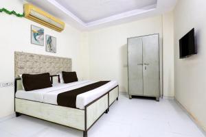 Ένα ή περισσότερα κρεβάτια σε δωμάτιο στο Hotel O M.C Residency