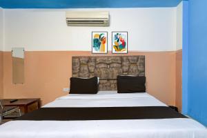 Ένα ή περισσότερα κρεβάτια σε δωμάτιο στο Hotel O M.C Residency