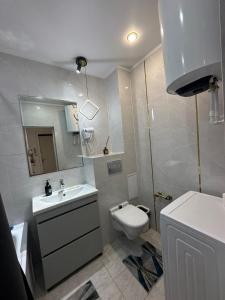 Et badeværelse på ЖК МАДИНА ЕВРА ДВУШКА + 3 billeder