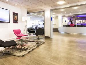 eine Lobby mit Stühlen und einem Tisch in einem Laden in der Unterkunft Novotel Fontainebleau Ury in Ury + 80 Fotos