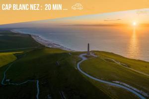 Luftaufnahme einer kurvenreichen Straße am Meer in der Unterkunft Le Duplex Messin Calais Nord Plage - proche Ferry in Calais