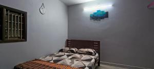 En eller flere senge i et værelse på Karthigai Homestay