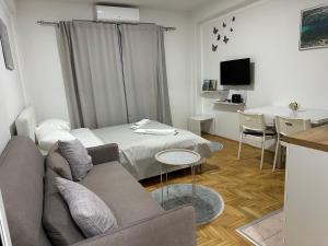 Μια τηλεόραση ή/και κέντρο ψυχαγωγίας στο Top Spot Studio