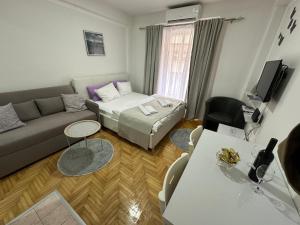 Μια τηλεόραση ή/και κέντρο ψυχαγωγίας στο Top Spot Studio +1 φωτογραφίες