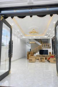 Großes Zimmer mit einer Treppe und einem Wohnzimmer in der Unterkunft Chely Hotel in Mù Cang Chải