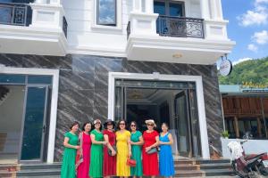 a group of women standing in front of a building at Chely Hotel in Mù Cang Chải