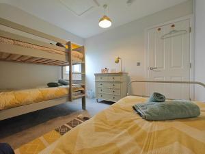 una camera con 2 letti a castello e un comò di 3 Bed in Brynteg oc-d33659 a Llanallgo Altre 24 foto