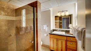 Maui Kai Condos - No Resort Fees的一间浴室