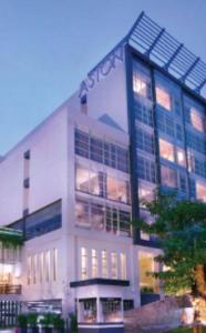 een groot gebouw met veel ramen erop bij Apartemen Bumi in Solo